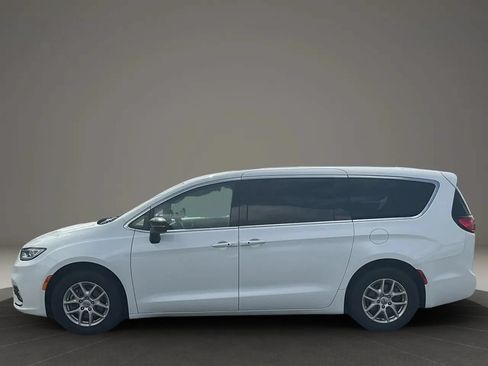 Used 2024 Chrysler Pacifica Touring-L FWD image 2