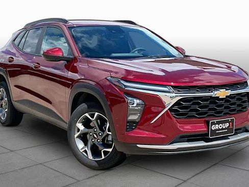 Used 2025 Chevrolet Trax LT FWD image 2