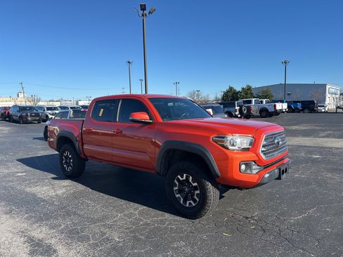 Used 2017 Toyota Tacoma TRD Sport image 5