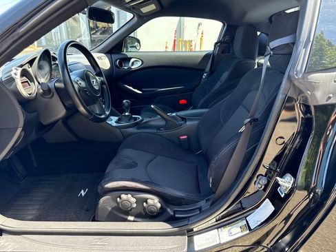Used 2017 Nissan 370Z Coupe RWD image 18