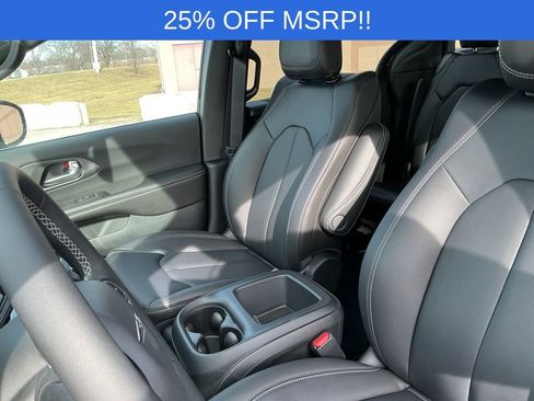 New 2026 Chrysler Pacifica Select image 9