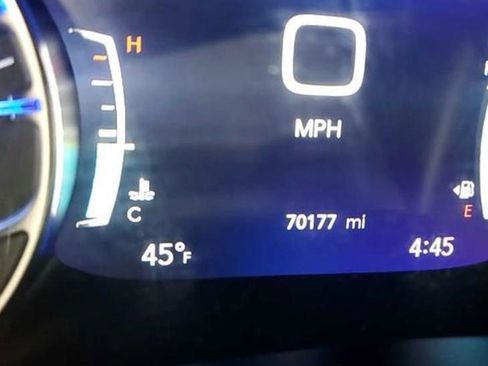 Used 2023 Chrysler Pacifica Touring-L image 3