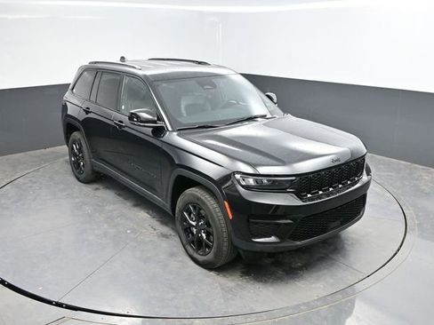 Used 2025 Jeep Grand Cherokee Altitude AWD/4WD image 36