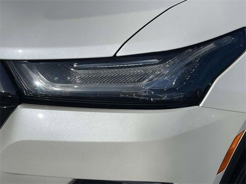 Used 2023 Chevrolet Traverse RS image 13