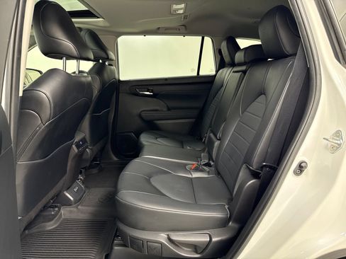 Used 2022 Toyota Highlander XLE FWD image 27