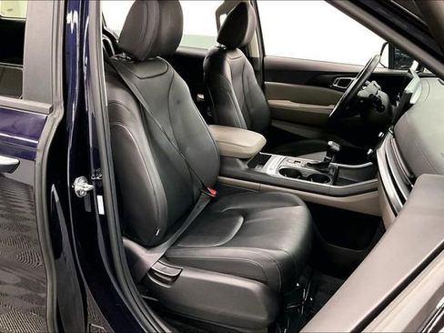 Used 2025 Kia Carnival image 8