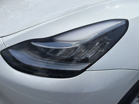 Used 2023 Tesla Model Y Performance AWD/4WD image 9