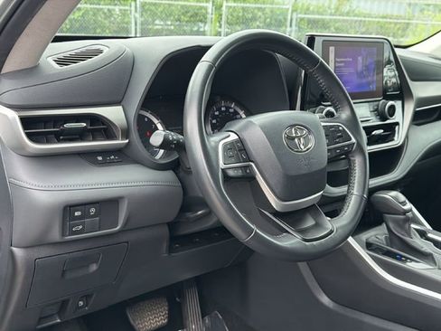Used 2024 Toyota Highlander LE AWD/4WD image 22