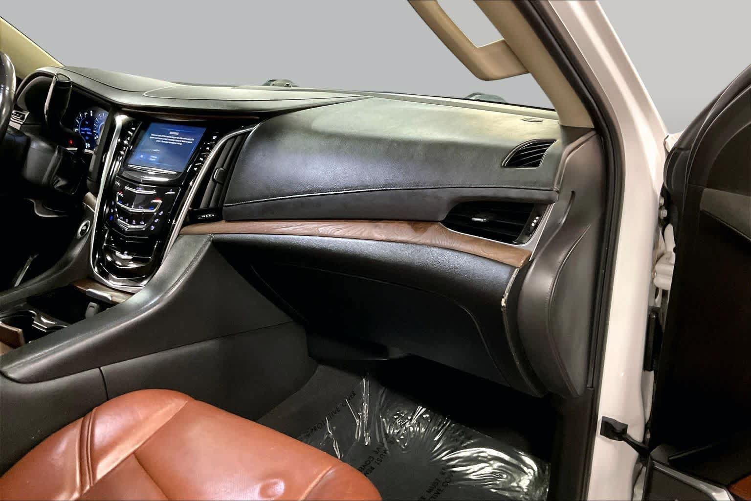 Used 2019 Cadillac Escalade ESV Luxury AWD/4WD image 19