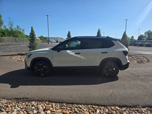 New 2026 Volkswagen Taos SE FWD image 2