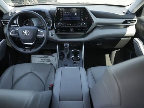 Used 2021 Toyota Highlander XLE image 21