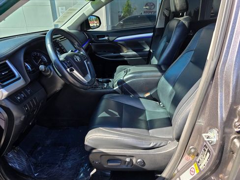 Used 2017 Toyota Highlander XLE AWD/4WD image 20