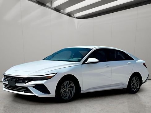 Used 2025 Hyundai Elantra Blue FWD image 32
