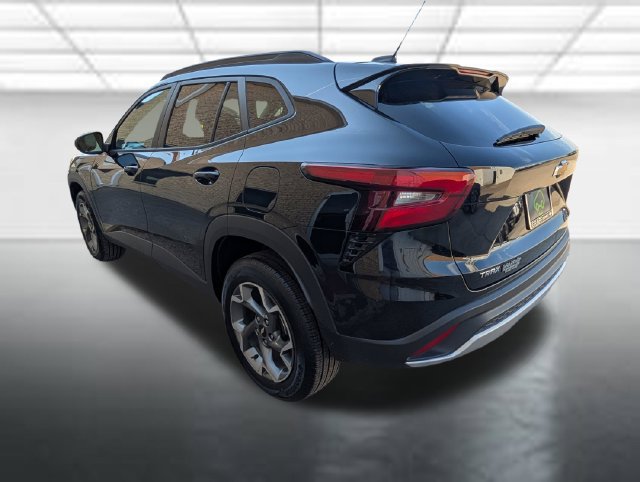 Certified 2025 Chevrolet Trax LT FWD image 2
