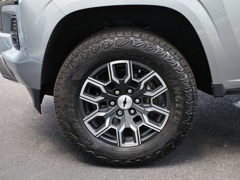 Used 2024 Chevrolet Colorado Z71 w/ Z71 Convenience Package 2 AWD/4WD image 9