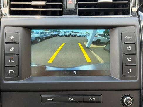 Used 2017 Land Rover Discovery SE AWD/4WD image 9