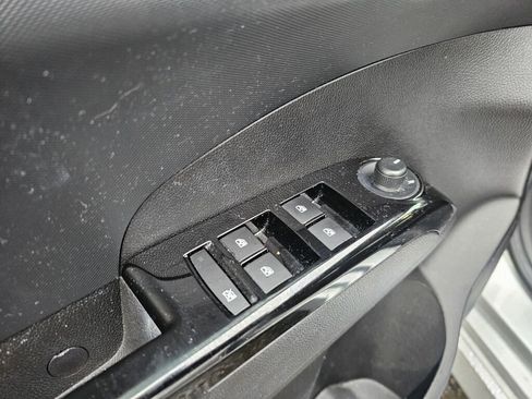 Used 2017 Chevrolet Sonic LT image 27