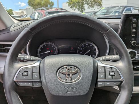 Used 2020 Toyota Highlander XLE AWD/4WD image 29