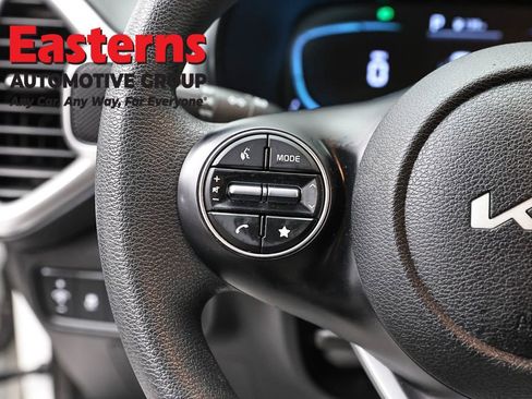 Used 2025 Kia Soul LX w/ LX Technology Package FWD image 15