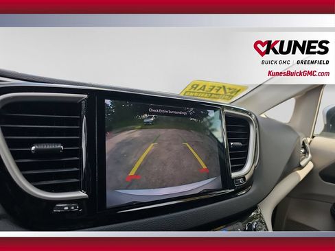 Used 2023 Chrysler Pacifica Touring-L FWD image 22