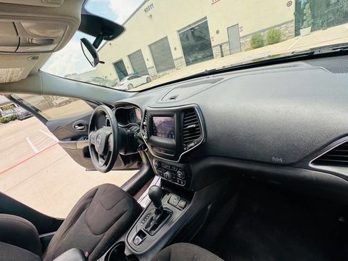 Used 2019 Jeep Cherokee Latitude w/ Popular Appearance Group FWD image 23