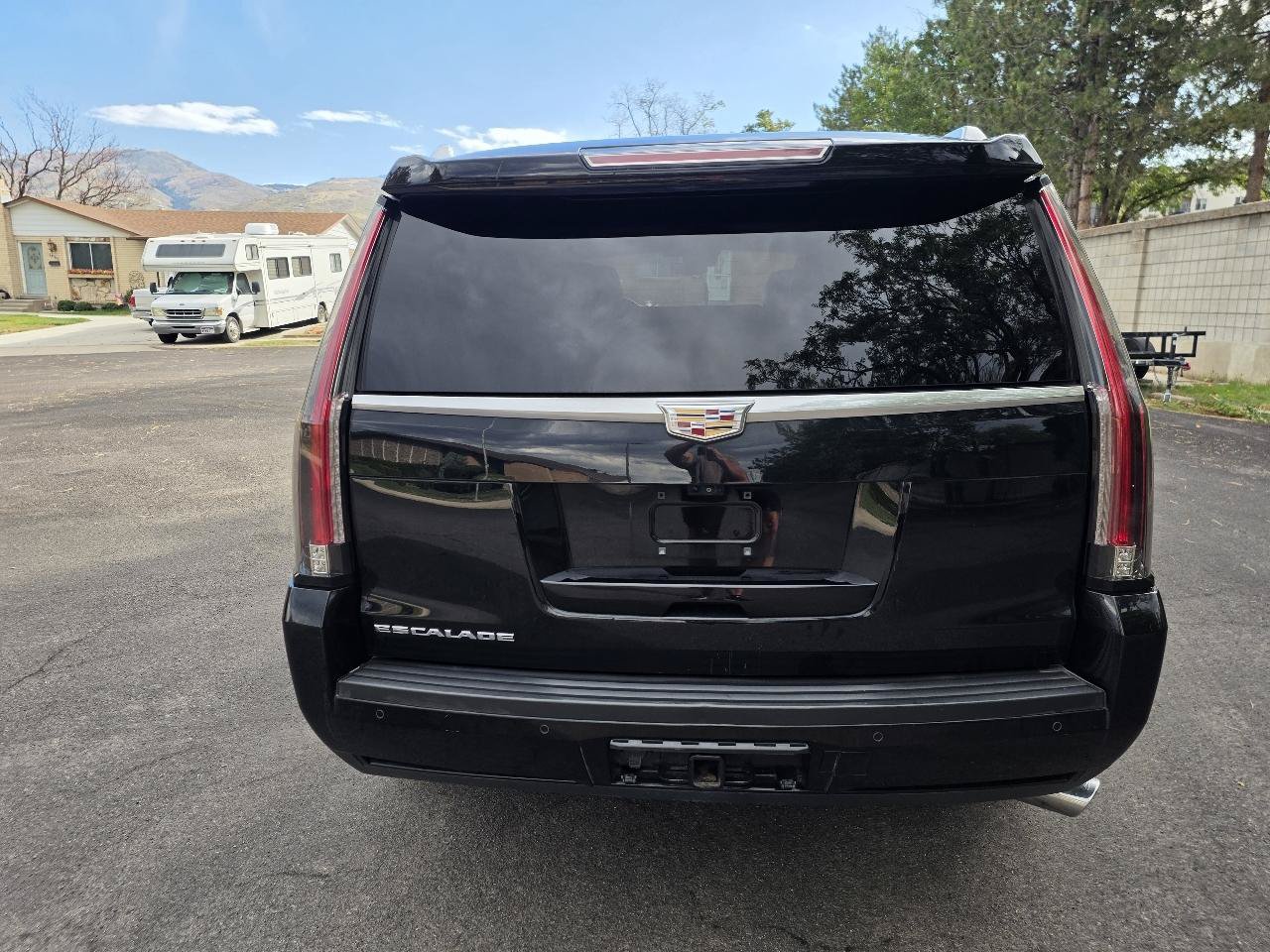 Used 2017 Cadillac Escalade Luxury AWD/4WD image 4