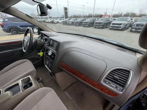 Used 2013 Chrysler Town & Country Touring image 30