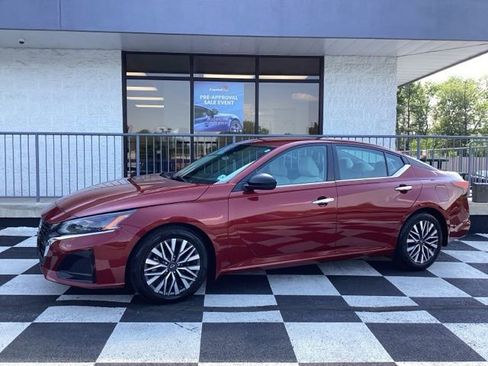 Used 2024 Nissan Altima 2.5 SV FWD image 2