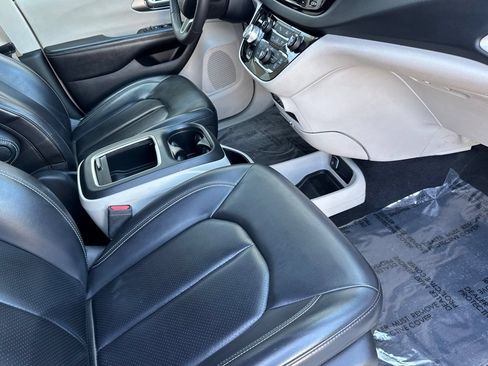 Used 2023 Chrysler Pacifica Touring-L FWD image 17