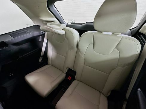 Used 2020 Volvo XC90 T5 Momentum w/ Protection Package Premier FWD image 4