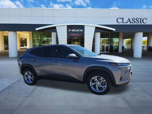 Used 2024 Chevrolet Trax LS w/ LS Convenience Package image 9