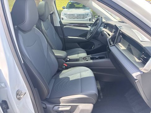 Certified 2025 Volkswagen Tiguan SE w/ Panoramic Sunroof Package AWD/4WD image 41