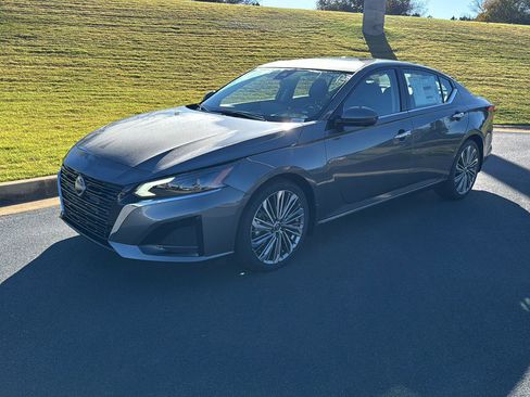 New 2025 Nissan Altima 2.5 SL image 1