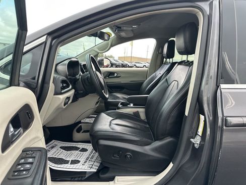 Used 2022 Chrysler Pacifica Touring-L FWD image 16