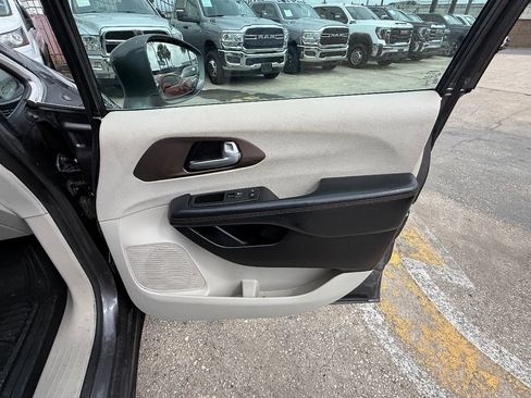 Used 2017 Chrysler Pacifica Touring-L image 14