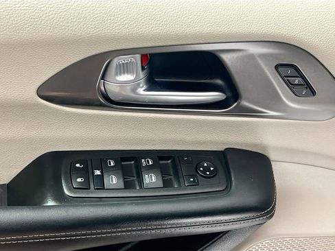 Used 2024 Chrysler Pacifica Touring-L image 16