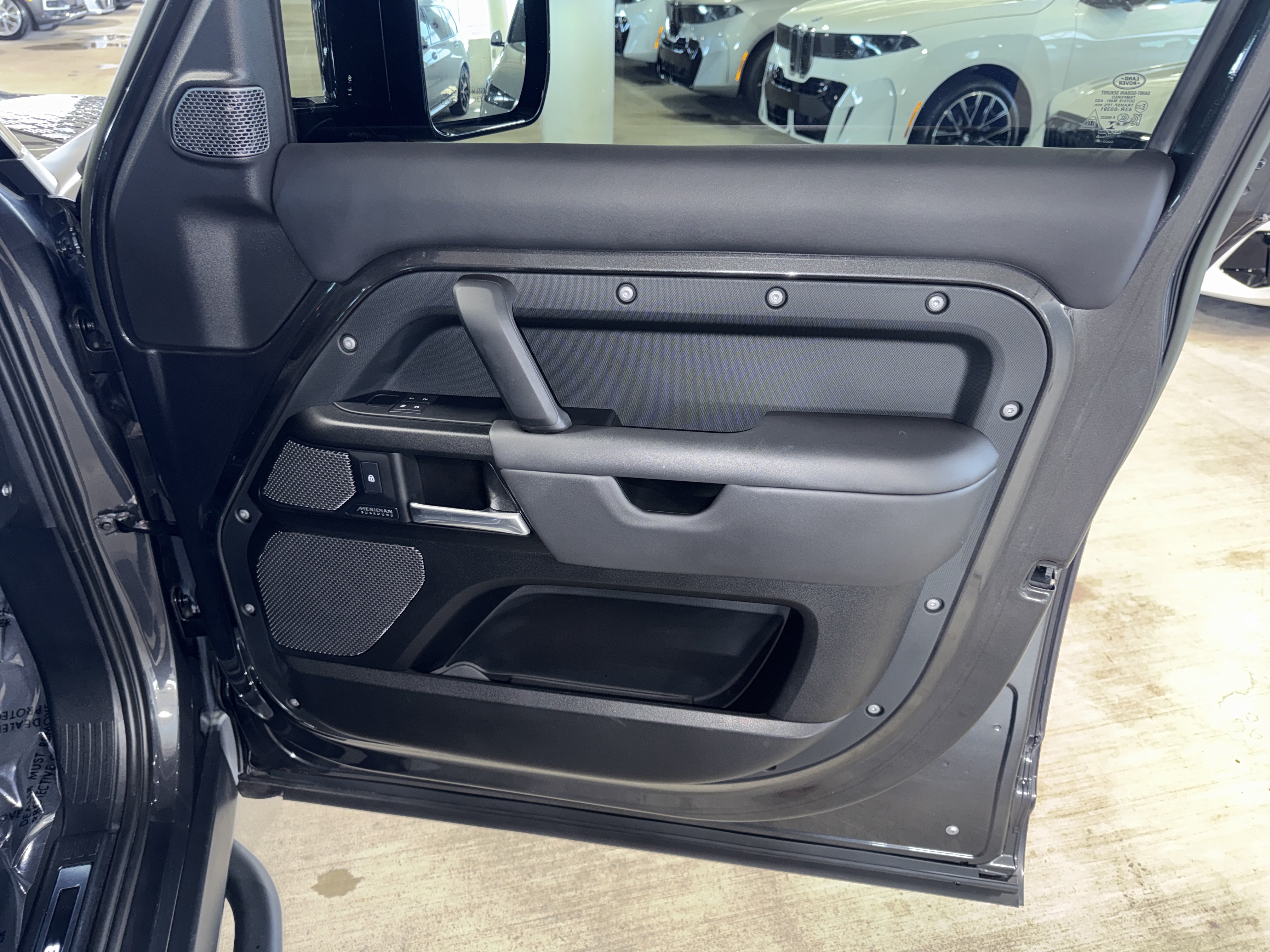 Used 2023 Land Rover Defender 110 V8 AWD/4WD image 9