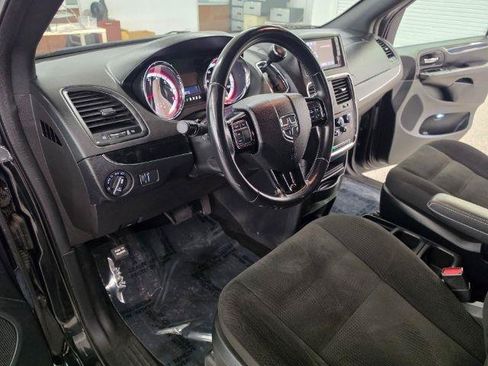 Used 2018 Dodge Grand Caravan SE FWD image 22