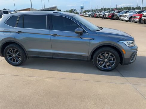 Used 2023 Volkswagen Tiguan SE FWD image 2