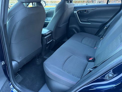 Used 2021 Toyota RAV4 SE image 16