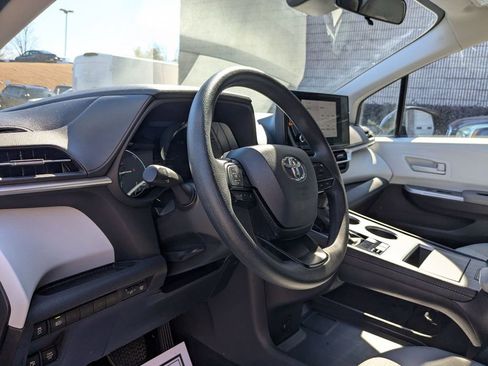 Used 2025 Toyota Sienna LE image 11