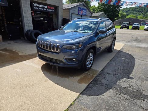Used 2020 Jeep Cherokee Latitude Plus w/ Cold Weather Group AWD/4WD image 3