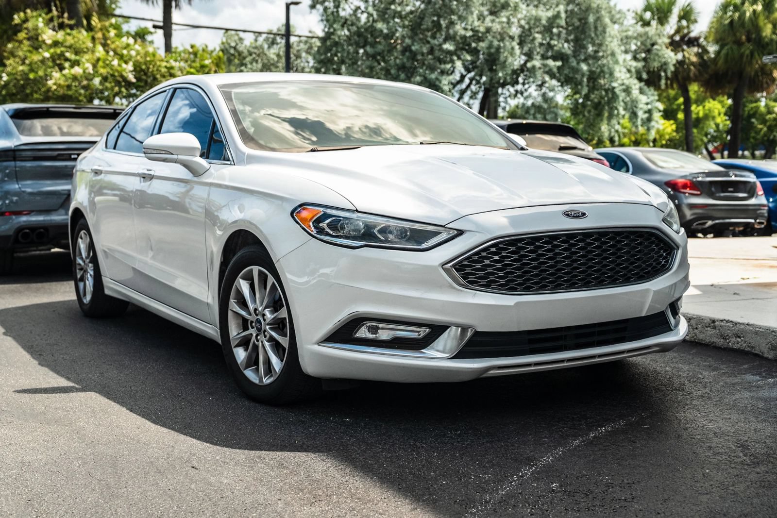 Used 2017 Ford Fusion SE w/ Fusion SE Technology Package FWD image 2