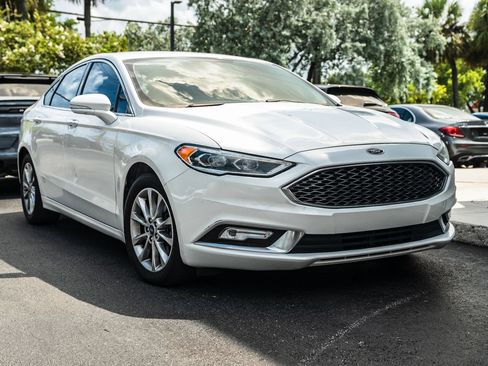 Used 2017 Ford Fusion SE w/ Fusion SE Technology Package FWD image 2
