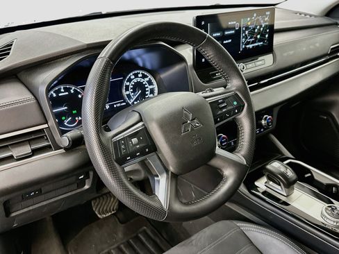 Used 2025 Mitsubishi Outlander AWD image 18