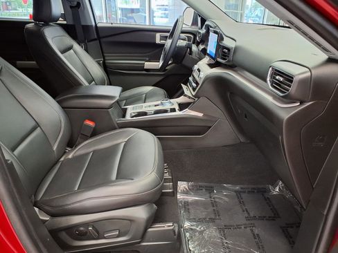 Used 2023 Ford Explorer XLT w/ Equipment Group 202A RWD image 9