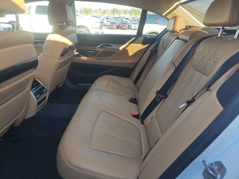 Used 2022 BMW 740i image 14