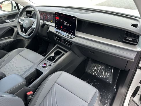 New 2025 Volkswagen Tiguan SE image 12