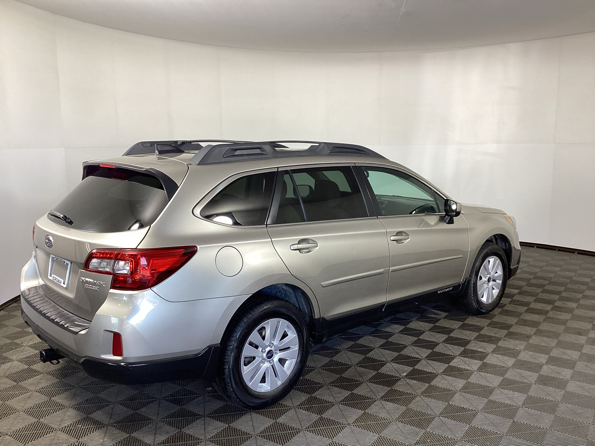 Used 2016 Subaru Outback 2.5i Premium AWD/4WD image 2