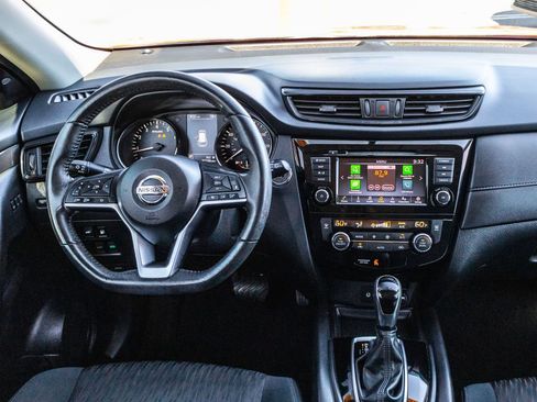 Used 2018 Nissan Rogue SV w/ Premium Package FWD image 24